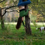 RURART_automne2017_MarieNoelleDoucetPaquin_performance_pommier_têteenbas_rire